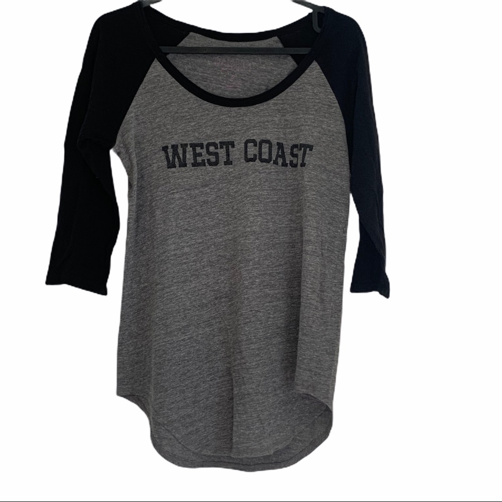 3/$18🌻 Rachel Roy “West Coast” Baseball Style Tee